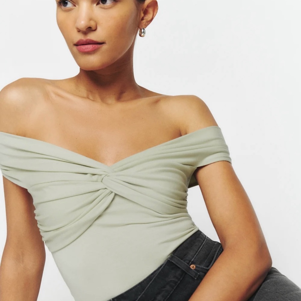 Reformation Ezlynn Knit Off-Shoulder Light Green top - New with tags